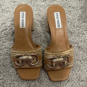 Steve Madden Tan Raffia Slide with Gold Chain Accent